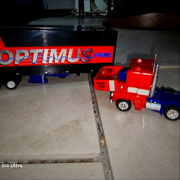 Optimus Primet G2 Transformers 1992 Hasbro Action Figure - Picture 2 of 5
